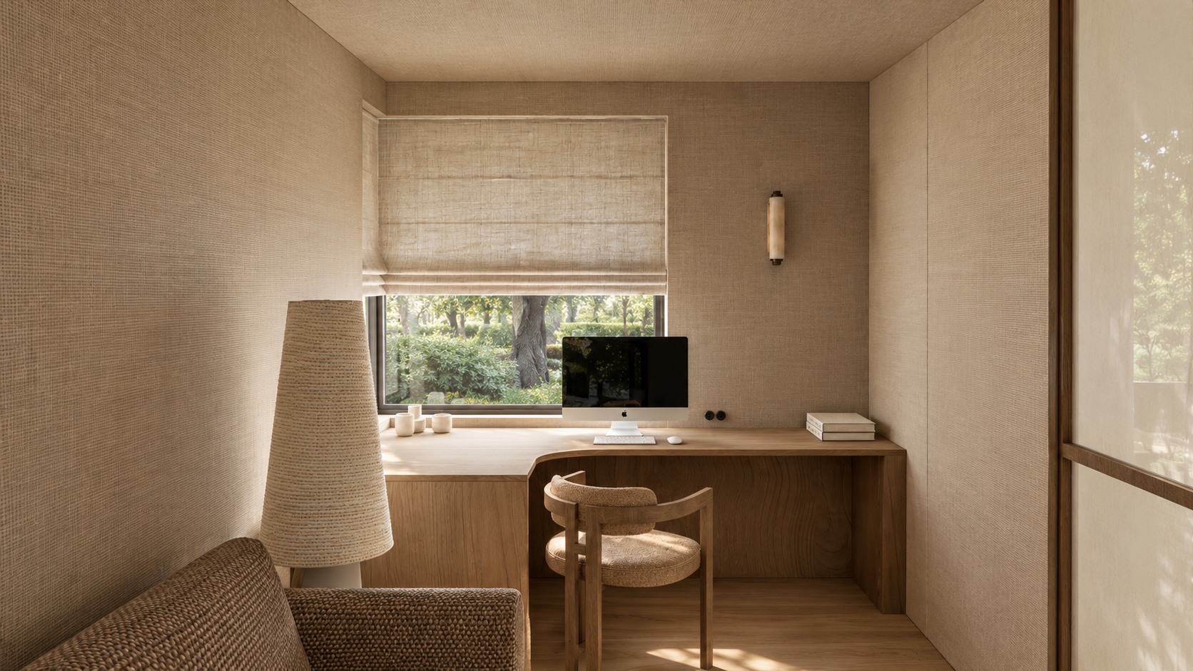 Studio met eiken bureau